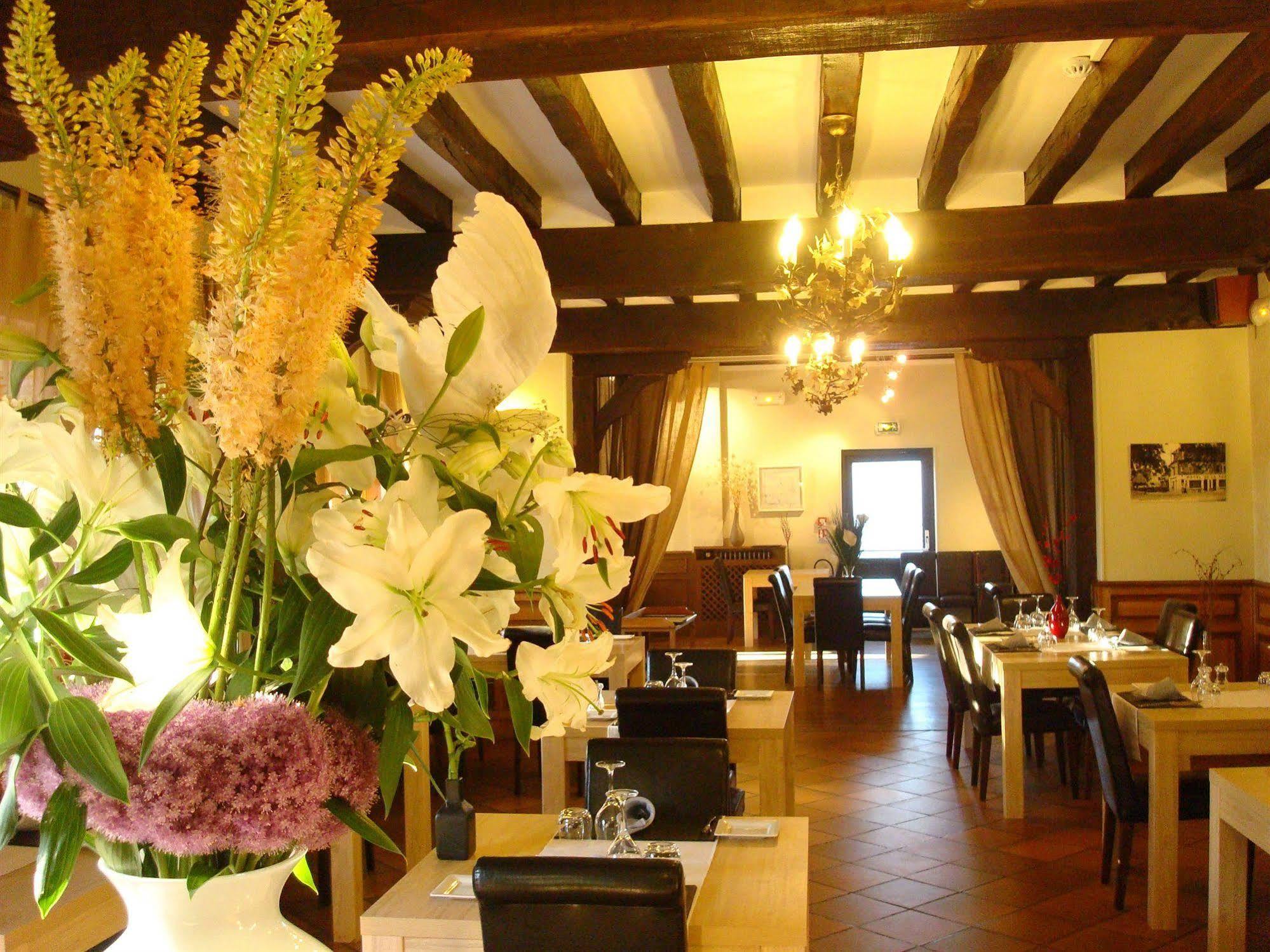Senonches Logis Hotel La Foret מראה חיצוני תמונה